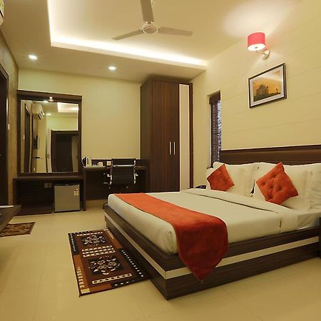 Hotel Premiere Villa  Varanasi Bagian luar foto
