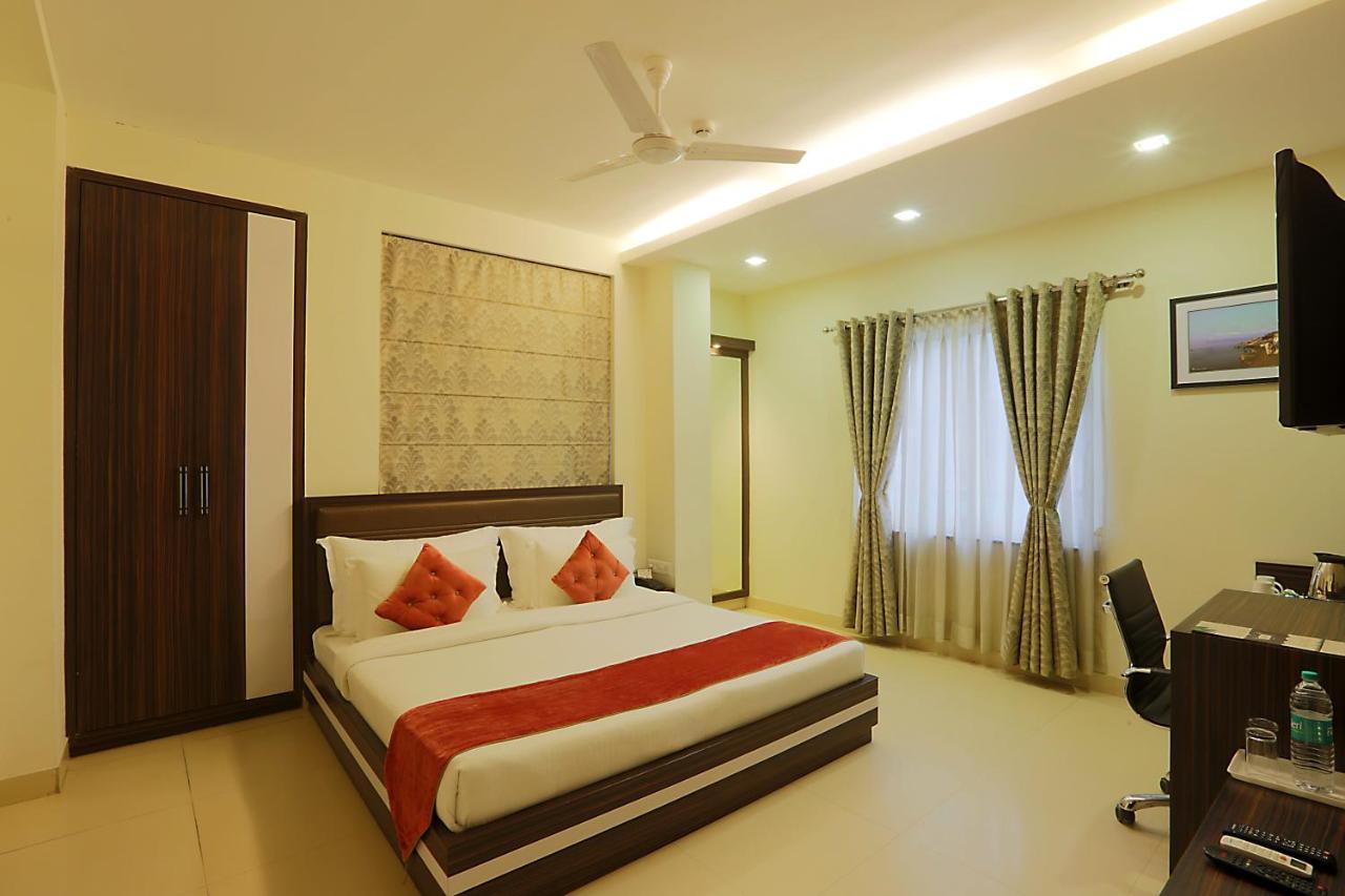 Hotel Premiere Villa  Varanasi Bagian luar foto