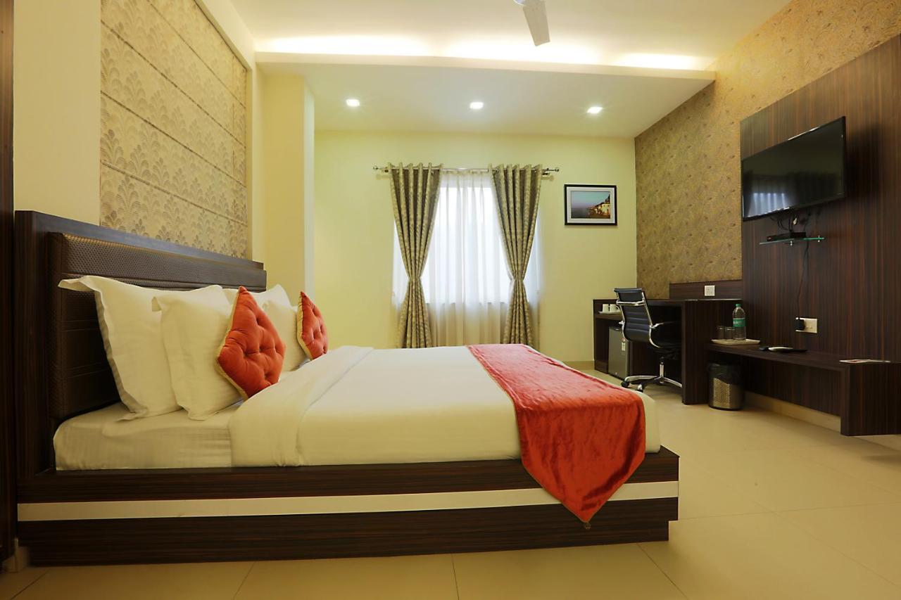 Hotel Premiere Villa  Varanasi Bagian luar foto
