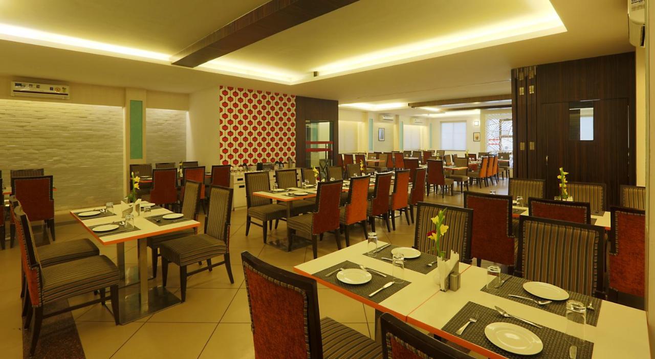 Hotel Premiere Villa  Varanasi Bagian luar foto