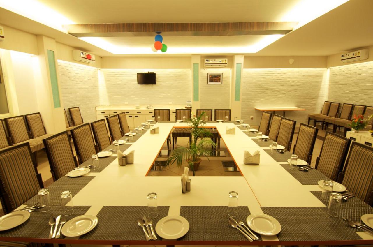 Hotel Premiere Villa  Varanasi Bagian luar foto