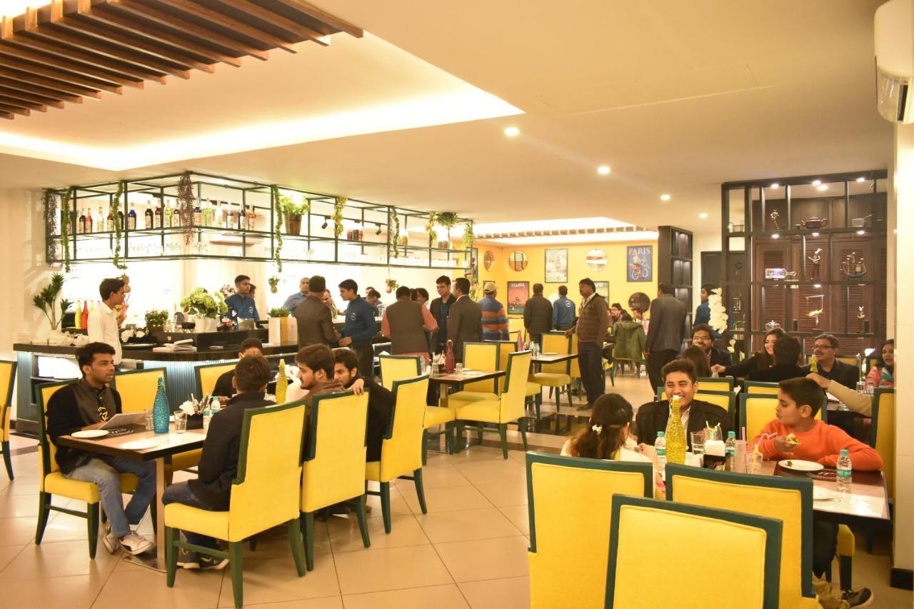 Hotel Premiere Villa  Varanasi Bagian luar foto