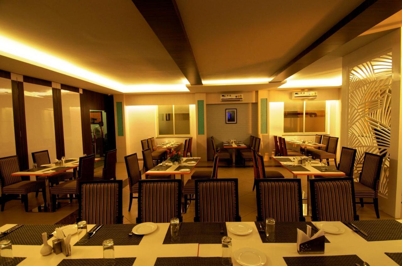 Hotel Premiere Villa  Varanasi Bagian luar foto