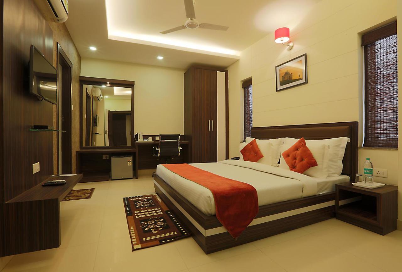 Hotel Premiere Villa  Varanasi Bagian luar foto