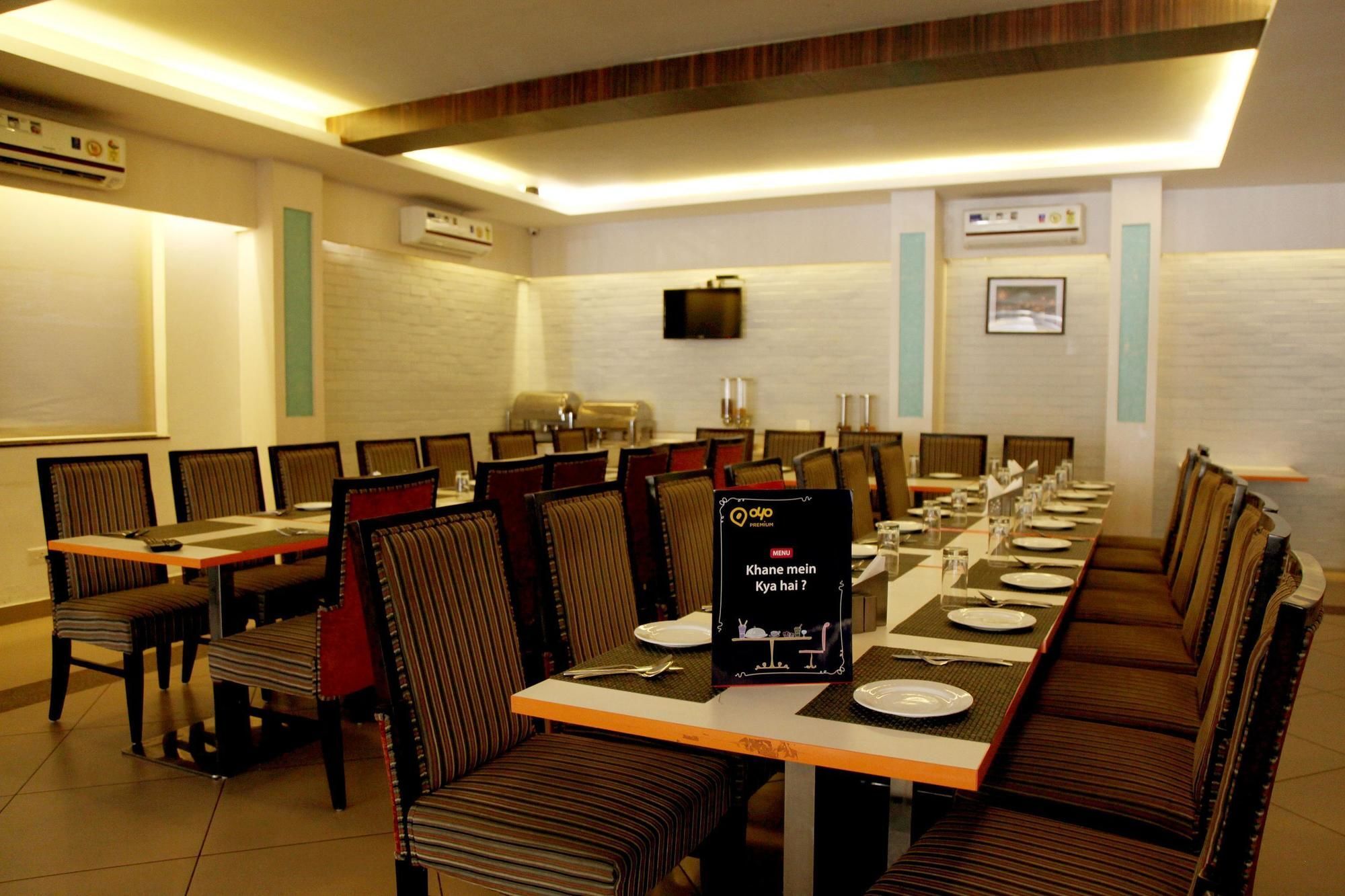 Hotel Premiere Villa  Varanasi Bagian luar foto